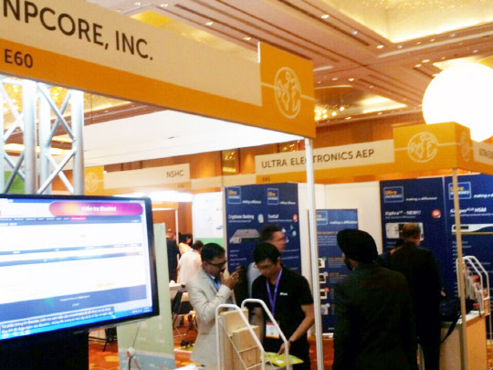 엔피코어는 지난 20일부터 22일까지 싱가포르 마리나베이샌즈에서 개최된 'RSA APJ 2016'에 참가했다. 엔피코어 부스를 현지 관계자들이 돌아보고 있다.  엔피코어 제공